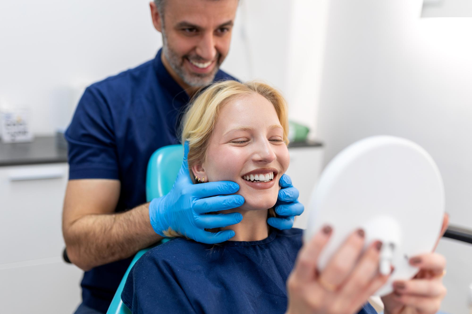Implanty zębów – rodzaje i powikłania – jak sobie z nimi radzić?